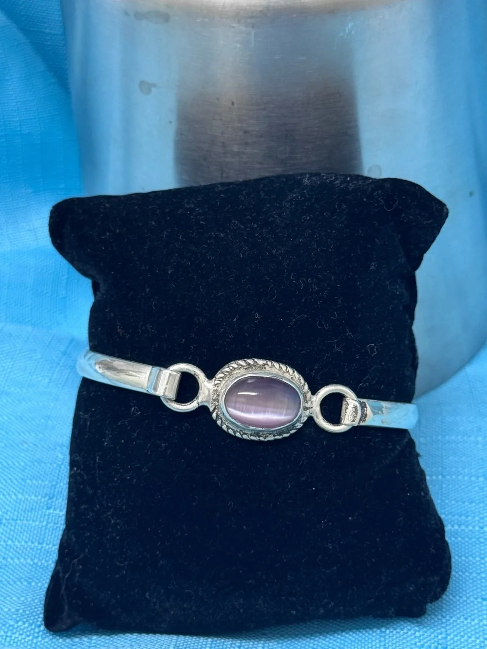 Vintage .925 bangle bracelet. Central bezel-set oval pink/purple Cats Eye Gem